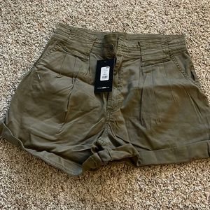 Size medium army green short. NWT bought online from FN 💚